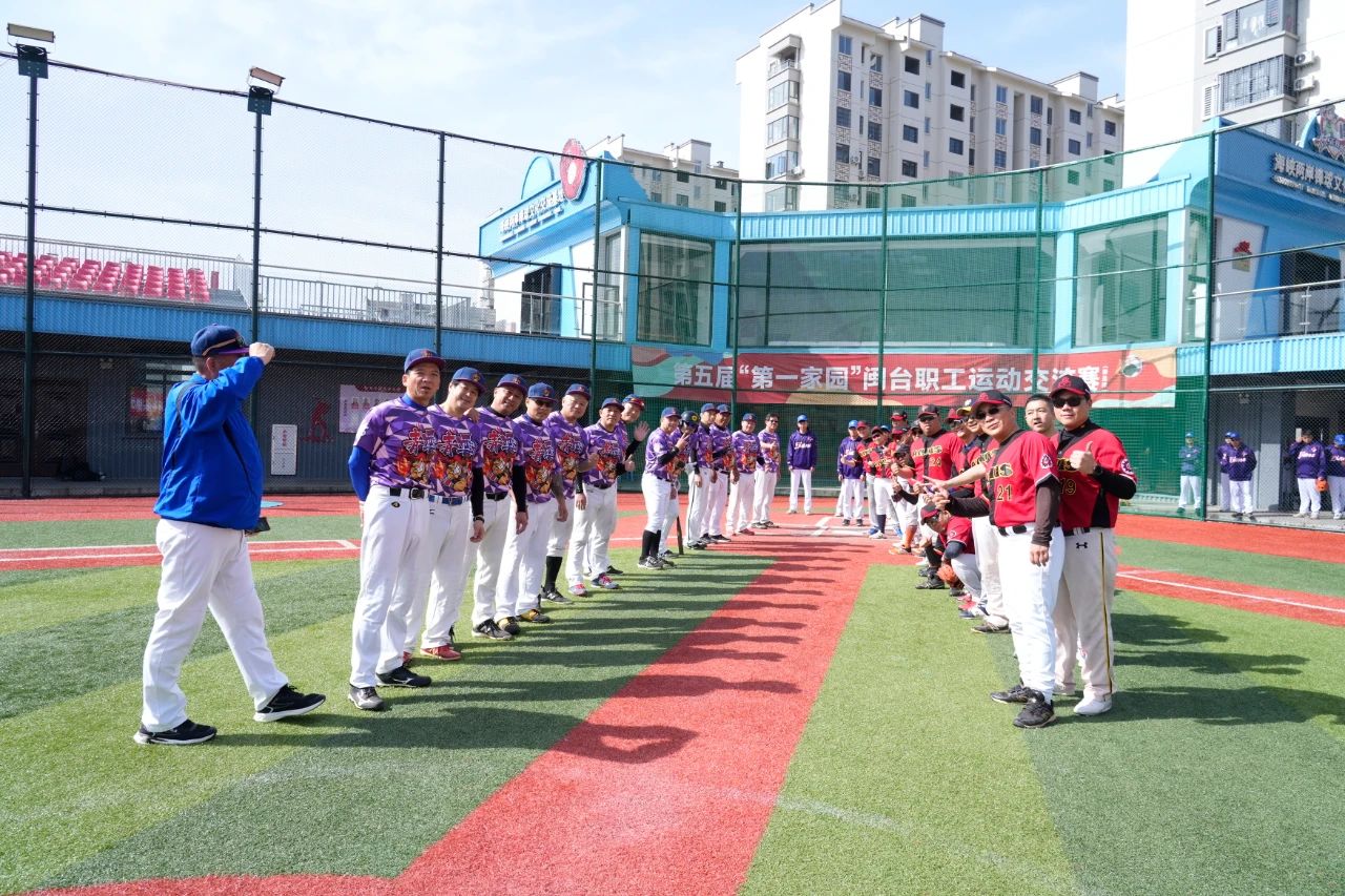 葡萄牙中场米德当选U17世界杯MVP，哈维为他颁奖