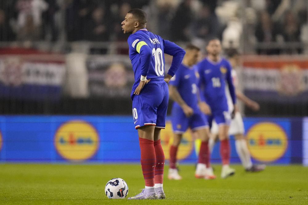 独行侠新太子？赛后众多球迷等待弗拉格签名合影